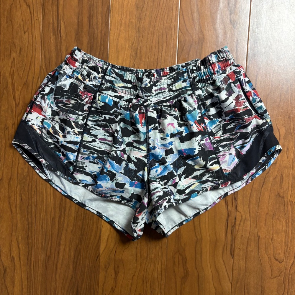 Lululemon Hotty Hot Low-Rise Lined Shorts II 2.5 Abstract Collage Print Size 6
